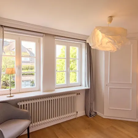 Reethues Mit Kamin Und Suedgarten In Direkter Wattnaehe